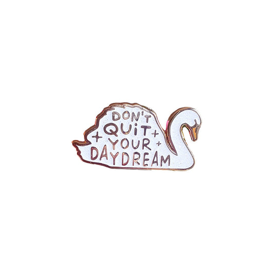 Emaille-Pin in Schwanenform mit der Aufschrift Don’t Quit Your Daydream und Glitzer-Details.