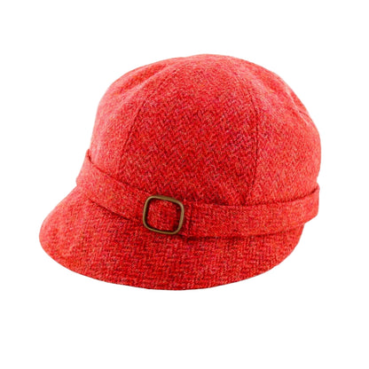 Roter Stoffhut mit kurzem Schirm und dekorativem Riemen mit Metallschnalle.