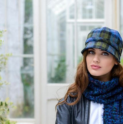 Eine Frau mit blau grünfarbenem, kariertem Flapper Hut.