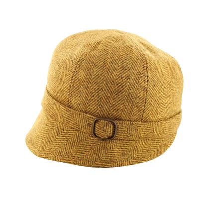 Gelber Stoffhut mit kurzem Schirm und dekorativem Riemen mit Metallschnalle.