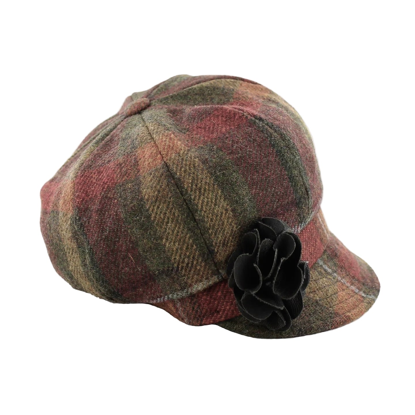 Karierte Schirmmütze in Rot-, Grün- und Brauntönen mit schwarzer Stoffblume am Schirmansatz.