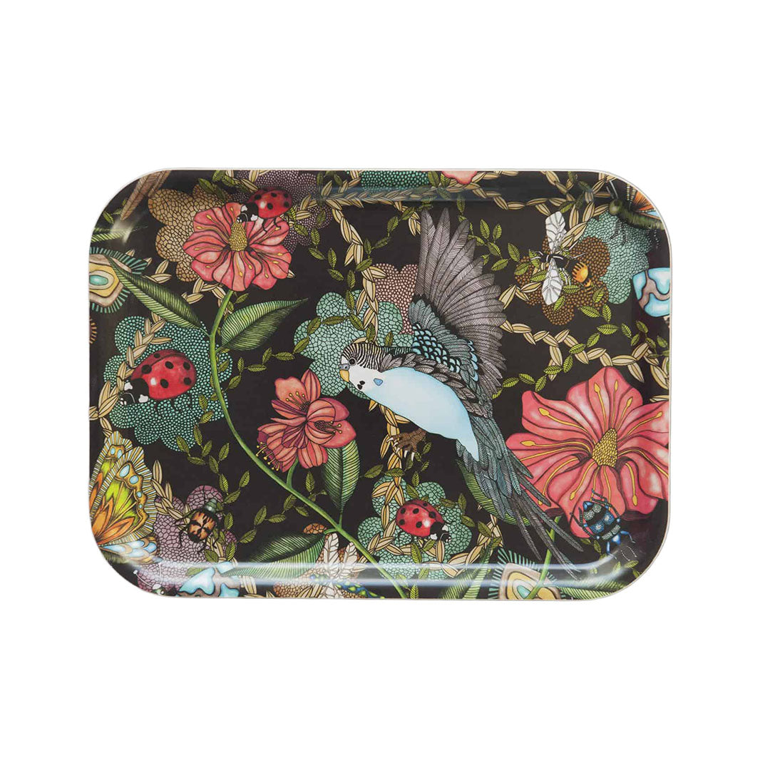 Rechteckiges Nadja Wedin Serviertablett mit schwarzem Hintergrund, einem fliegenden blau-weißen Wellensittich, rosa Blumen und Marienkäfern.