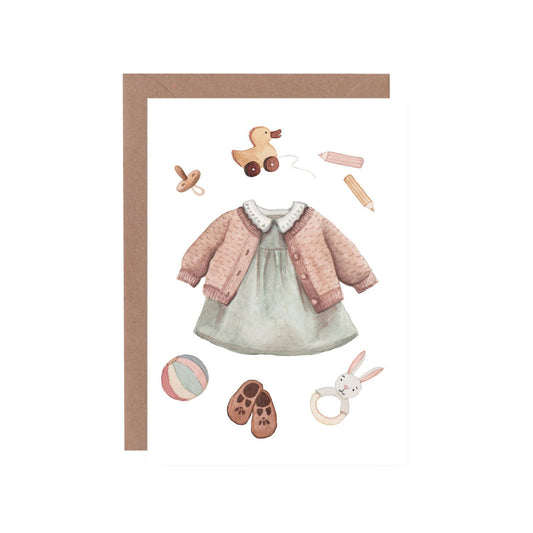 Aquarell-Illustration einer Baby-Grußkarte mit einem grünen Kleid, rosa Strickjacke, Holzente, Babyschuhen und Rassel im Vintage-Stil.