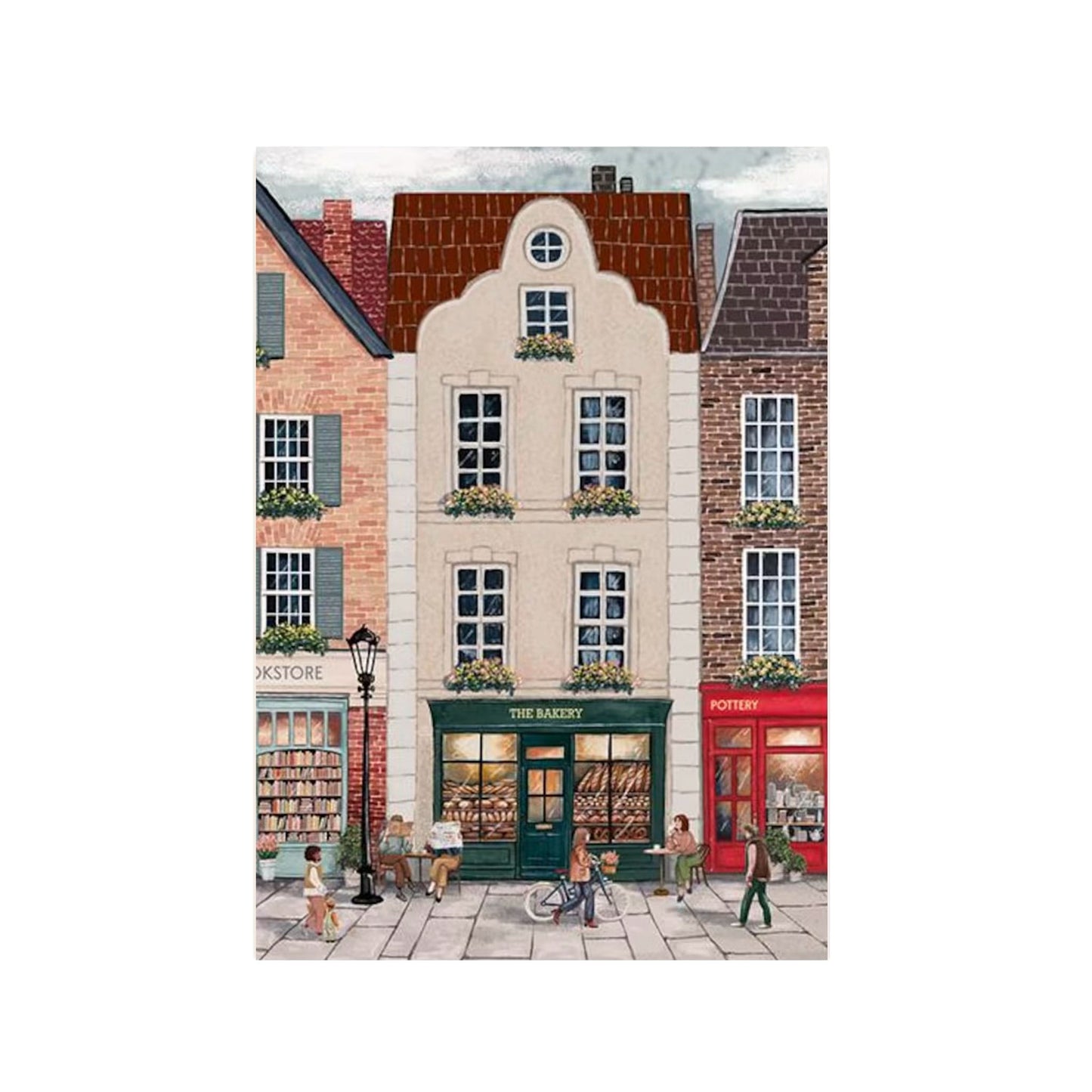 Eine Illustration im gemütlichen Aquarellstil, die eine charmante Ladenzeile in einer europäischen Altstadt zeigt. In der Mitte steht ein schmales, cremefarbenes Giebelhaus mit der Aufschrift „The Bakery“ über einem dunkelgrünen Schaufenster, in dem frisch gebackenes Brot ausliegt. Links daneben befindet sich ein Backsteinbau mit einem Buchladen, rechts ein rotes Gebäude mit einer Töpferei („Pottery“). Vor den Läden beleben kleine Figuren die Szene: Menschen sitzen an Bistrotischen, eine Person schiebt ein 