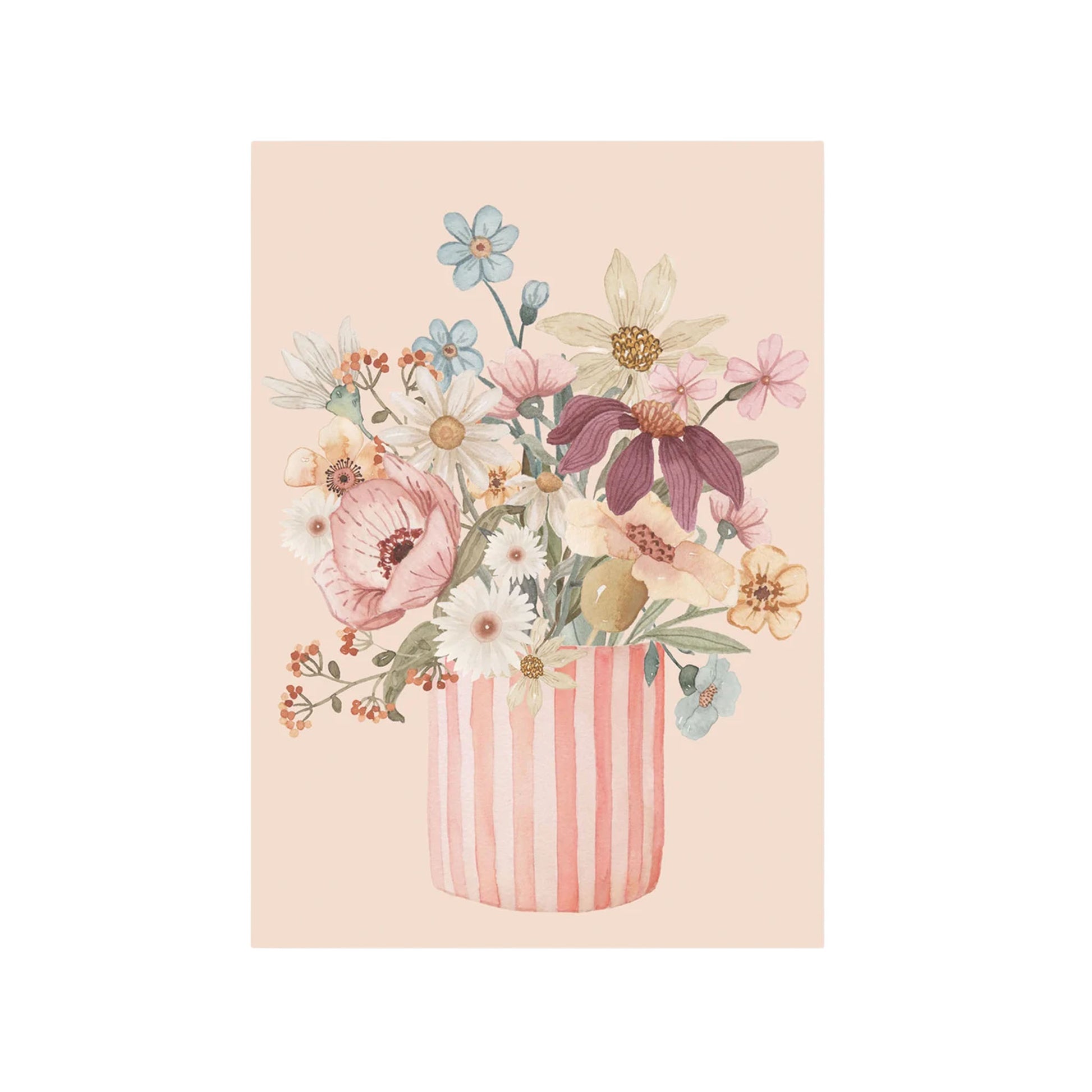 Aquarell-Blumenstrauß mit verschiedenen Gartenblumen in einer rosa-weiß gestreiften Vase auf einem warmen, neutralen Hintergrund.