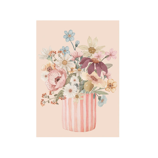 Aquarell-Blumenstrauß mit verschiedenen Gartenblumen in einer rosa-weiß gestreiften Vase auf einem warmen, neutralen Hintergrund.