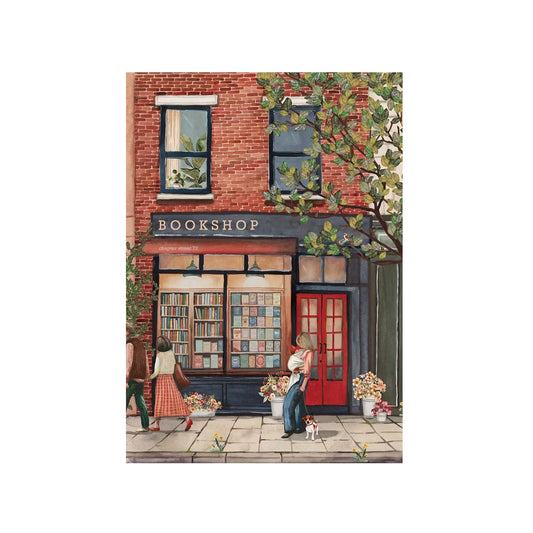 Aquarell-Illustration einer gemütlichen Backstein-Buchhandlung namens „Bookshop“ in der Chapter Street 72. Eine Frau mit Baby in der Trage und ein kleiner Hund stehen davor, während ein Paar vorbeiläuft.