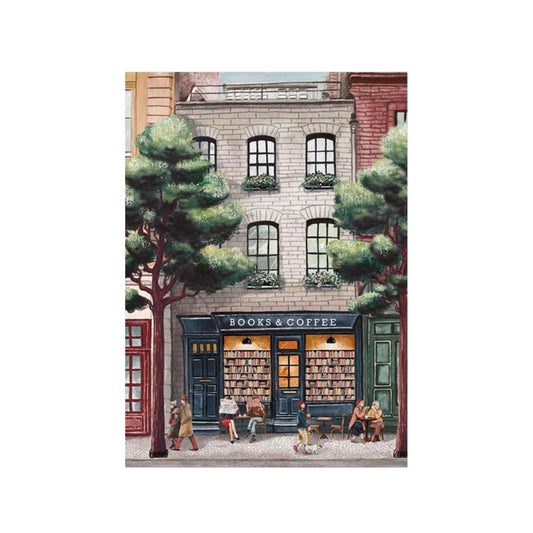 Eine gemütliche Szene vor einem „BOOKS & COFFEE“-Laden in einem hellen Steinhaus. Die warm beleuchteten Schaufenster sind voller Bücher. Auf dem Kopfsteinpflaster davor sitzen Menschen an kleinen runden Tischen, lesen Zeitung oder unterhalten sich bei einer Tasse Kaffee. Zwei große, dunkle Bäume flankieren das Gebäude.
