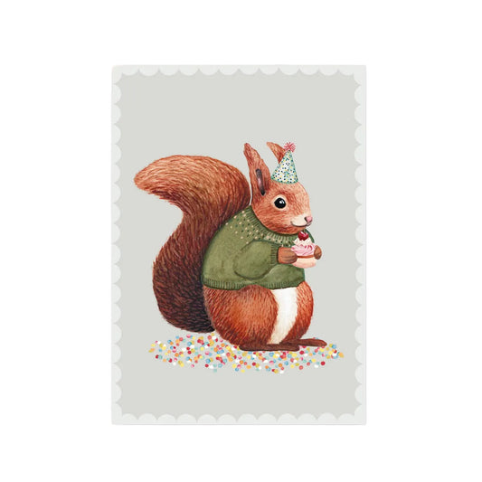 Eine liebevolle Illustration eines Eichhörnchens in einem grünen Strickpullover auf hellgrauem Hintergrund mit gewelltem Rand. Das Eichhörnchen trägt einen gepunkteten Partyhut und hält einen kleinen rosa Cupcake mit einer Kirsche in den Pfoten. Es sitzt inmitten von bunten Konfetti-Spritzern.