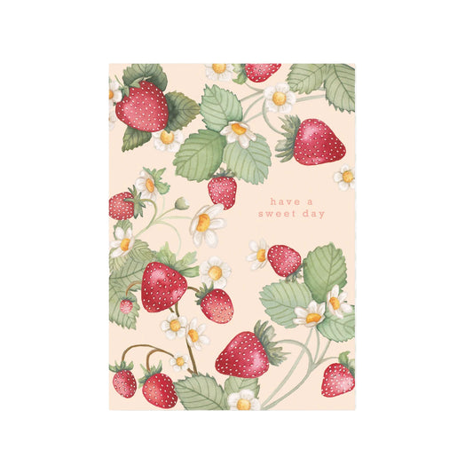 Aquarell-Illustration von Erdbeerranken mit roten Beeren, grünen Blättern und weißen Blüten auf beigefarbenem Grund. In der Mitte steht der Text „have a sweet day“.