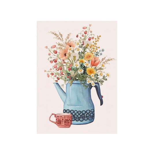 Künstlerische Postkarte mit Wildblumen in einer blauen Kanne. Hochwertiges Aquarell-Motiv für Naturliebhaber und zum Verschicken von Blumengrüßen.