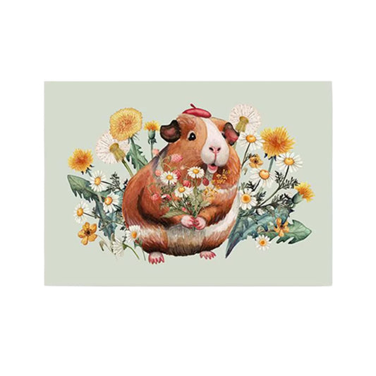 Eine charmante Illustration eines braun-weißen Meerschweinchens, das eine kleine rote Baskenmütze trägt. Es hält einen bunten Strauß aus Wildblumen, Gänseblümchen und Löwenzahn in den Pfoten. Das Meerschweinchen ist von weiteren großen Löwenzahnblüten und Blättern auf einem sanften, hellgrünen Hintergrund umrahmt.