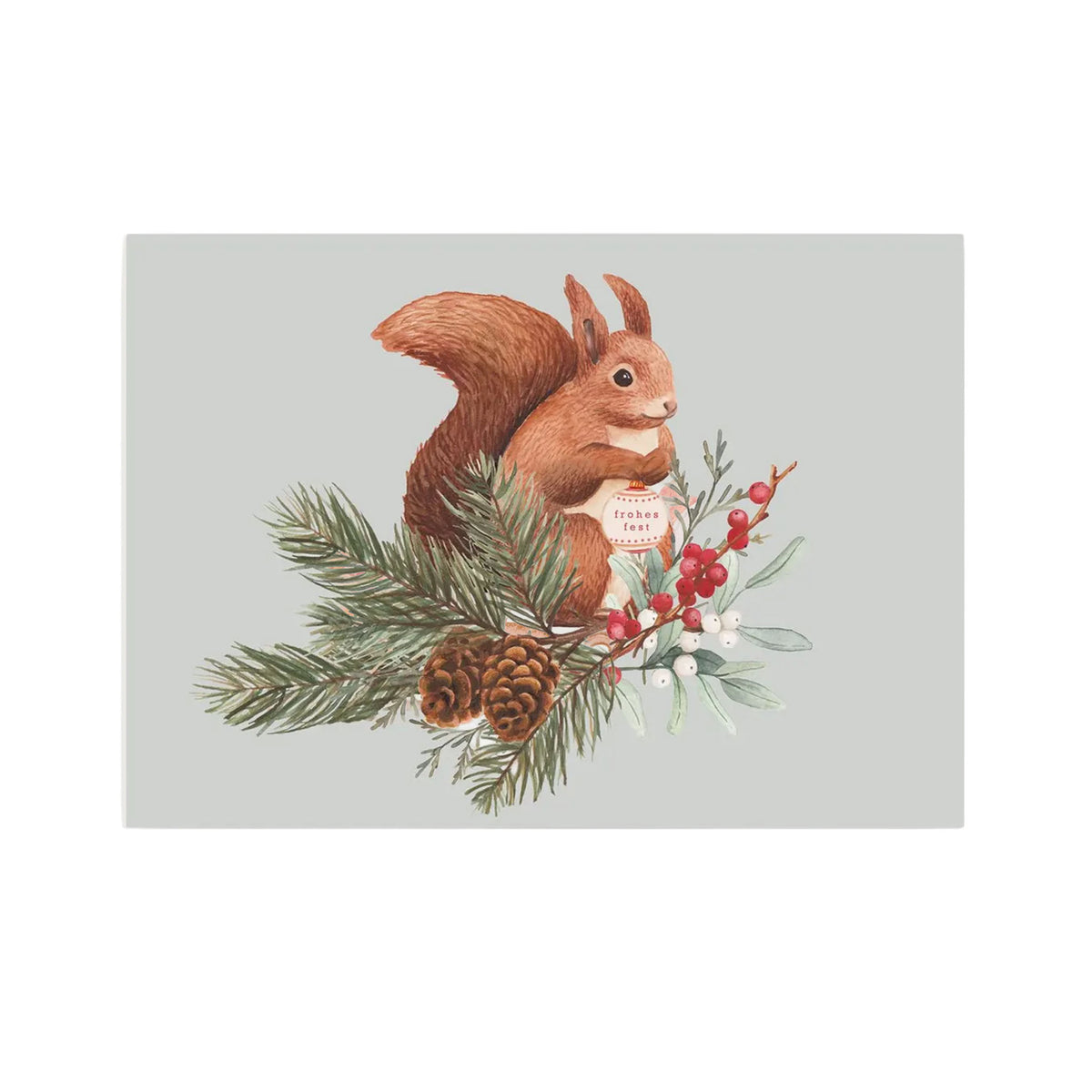 Eine niedliche Abbildung eines Eichhörnchens, das auf einem winterlichen Kiefernzweig sitzt. Es hält eine kleine Laterne in seinen Pfoten, auf der „Frohes Fest“ geschrieben steht. Der Zweig ist mit roten Beeren und grünen Nadeln geschmückt, während im Hintergrund Schnee auf einem hellgrauen Hintergrund rieselt.