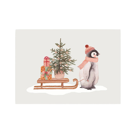 Aquarell-Illustration eines kleinen Pinguins mit rosa gestrickter Mütze und passendem Schal, der einen Holzschlitten zieht. Auf dem Schlitten befinden sich ein verpacktes Geschenk mit Schleife und ein kleiner Tannenbaum in einem Topf auf weißem Schnee.