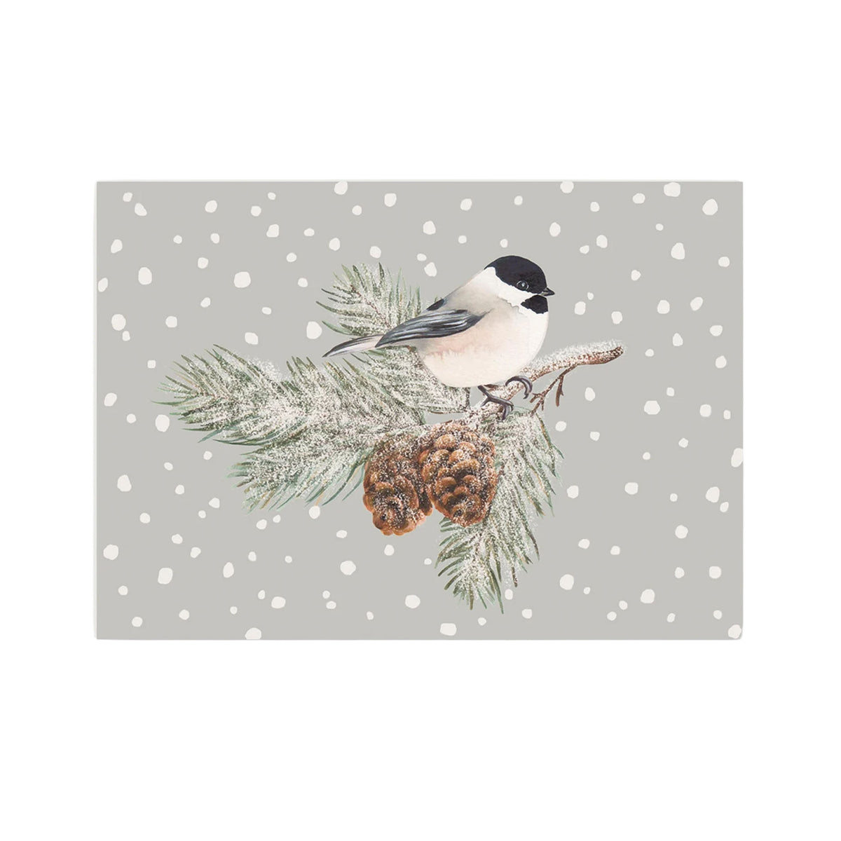 Eine zauberhafte Illustration einer Sumpfmeise, die auf einem schneebedeckten Kiefernzweig sitzt. Der Zweig ist mit zwei braunen Tannenzapfen und grünen Nadeln geschmückt, die von weißem Schnee bedeckt sind. Im Hintergrund tanzen Schneeflocken auf einem hellgrauen Hintergrund, was eine gemütliche Winterstimmung erzeugt.