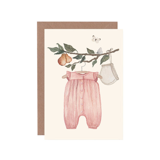 Grußkarte mit Aquarell-Motiv: Ein rosa Baby-Einteiler hängt an einem Ast mit Birnen und Schmetterlingen; inklusive braunem Umschlag.