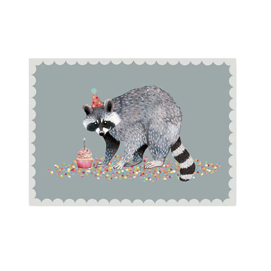 Ein niedlicher Waschbär mit Partyhut, der andächtig vor einem Cupcake mit brennender Kerze steht. Das Motiv ist auf einem grauen Hintergrund mit einem dekorativen gewellten Rand platziert und von bunten Konfetti-Punkten umgeben.