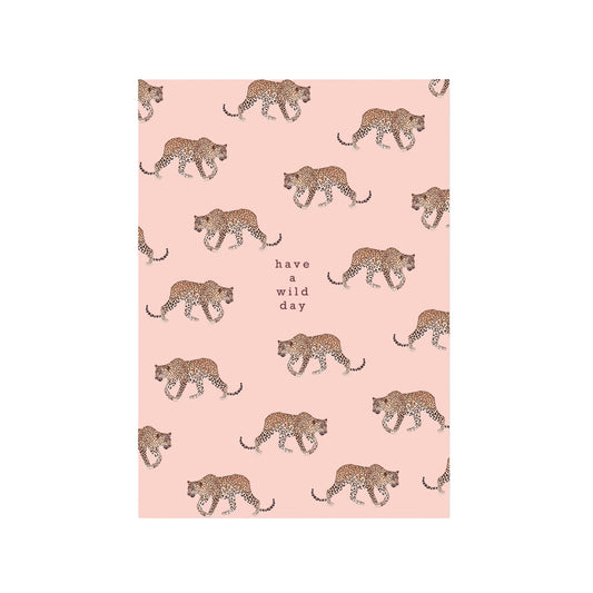 Muster aus gehenden Leoparden auf rosa Hintergrund, Text im Zentrum: "have a wild day".