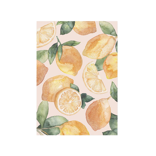 Aquarellzeichnung mehrerer ganzer und halbierter Zitronen mit grünen Blättern auf hellem Hintergrund.