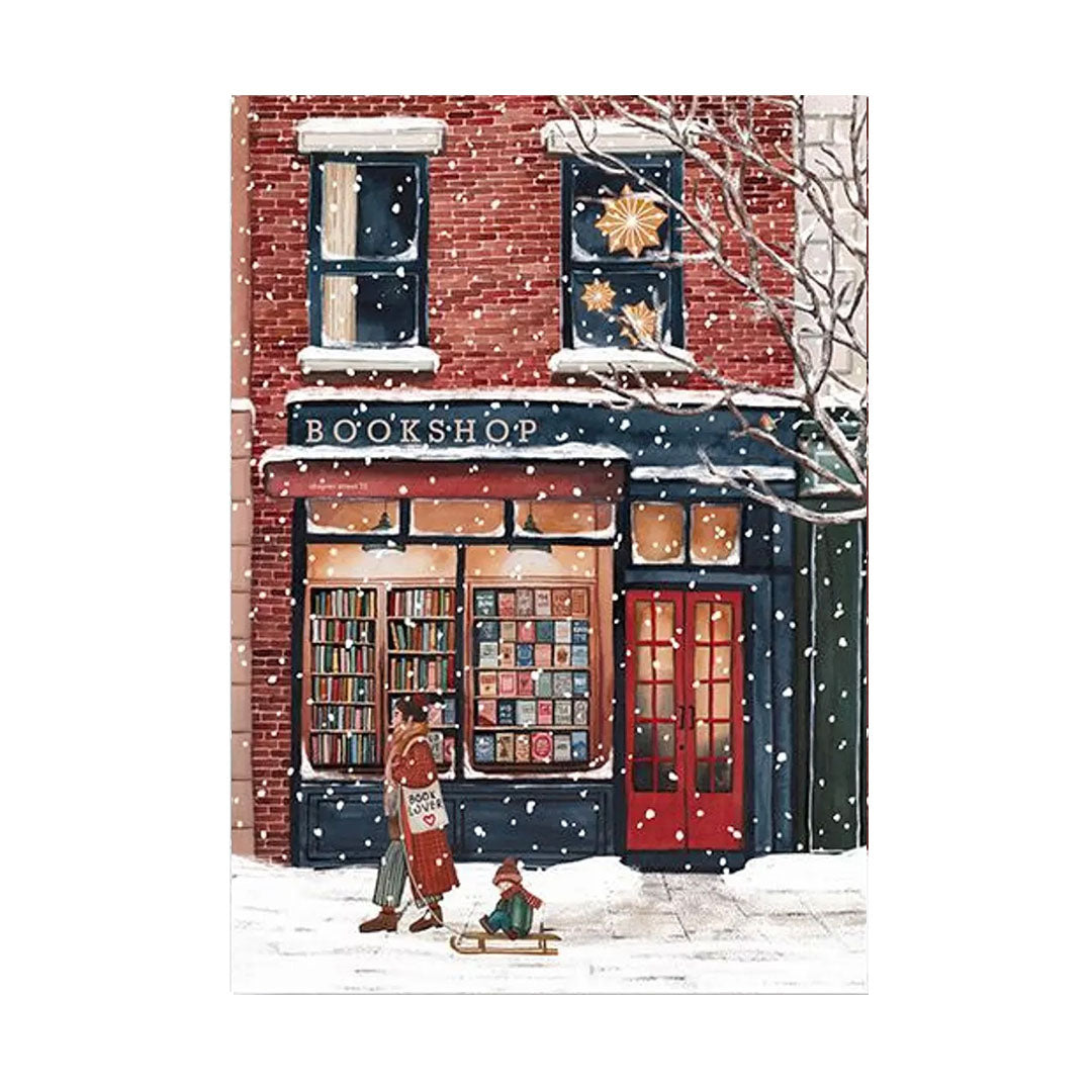 Eine gemütliche, gemalte Illustration einer zweistöckigen Buchhandlung im Winter. Die Fassade ist aus rotem Backstein mit zwei Fenstern im Obergeschoss, die mit Sternen dekoriert sind[cite: 1]. Das Erdgeschoss hat einen dunkelblauen Rahmen, große Schaufenster voller Bücher, eine rote Tür und das Schild „BOOKSHOP“. Davor spaziert eine Frau in Winterkleidung, die eine Stofftasche mit der Aufschrift „BOOK LOVER“ trägt. Sie zieht ein kleines Kind auf einem traditionellen Holzschlitten