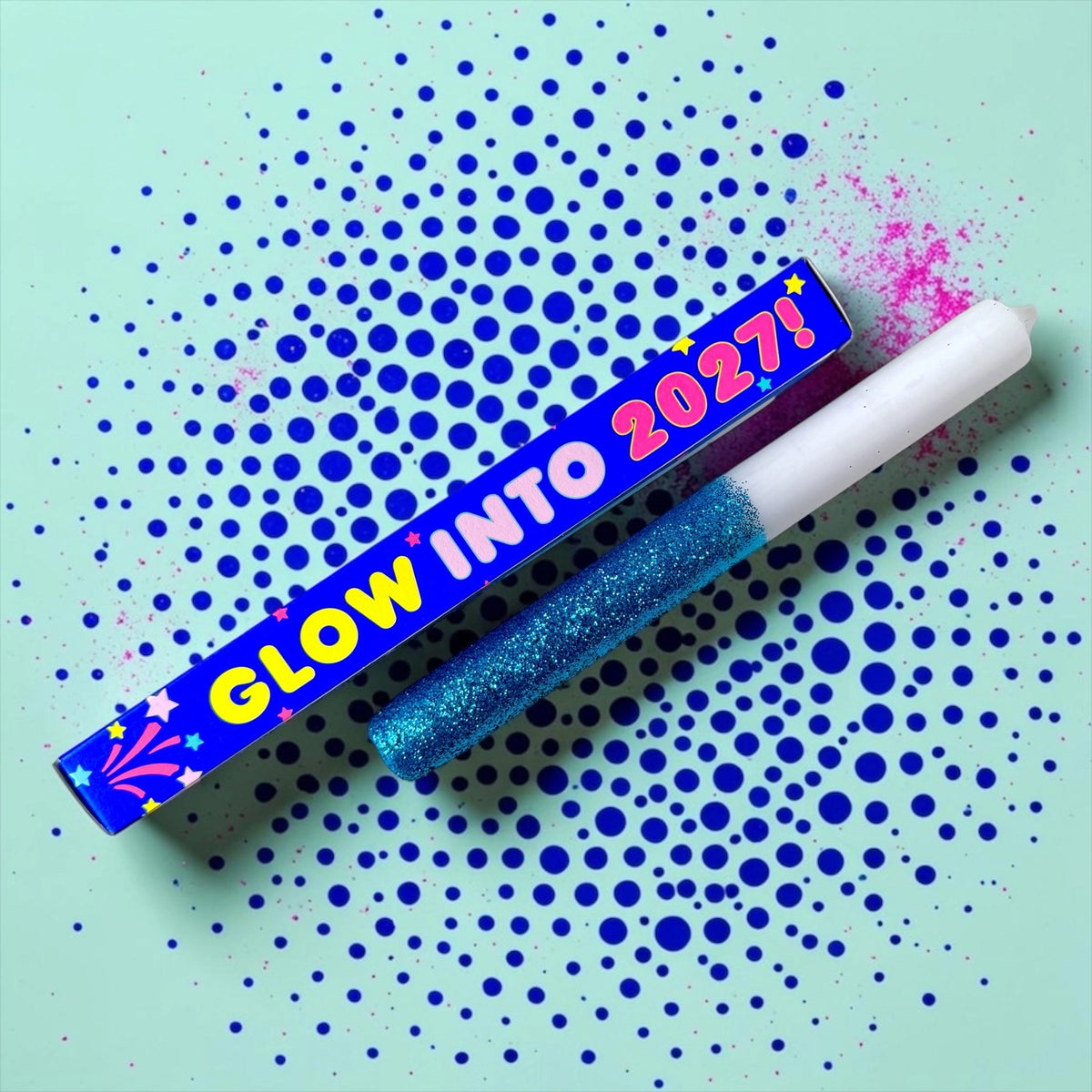 Pink Stories Silvester-Stabkerze Glow into 2027 mit blauem Glitzer-Finish und blauer Verpackung