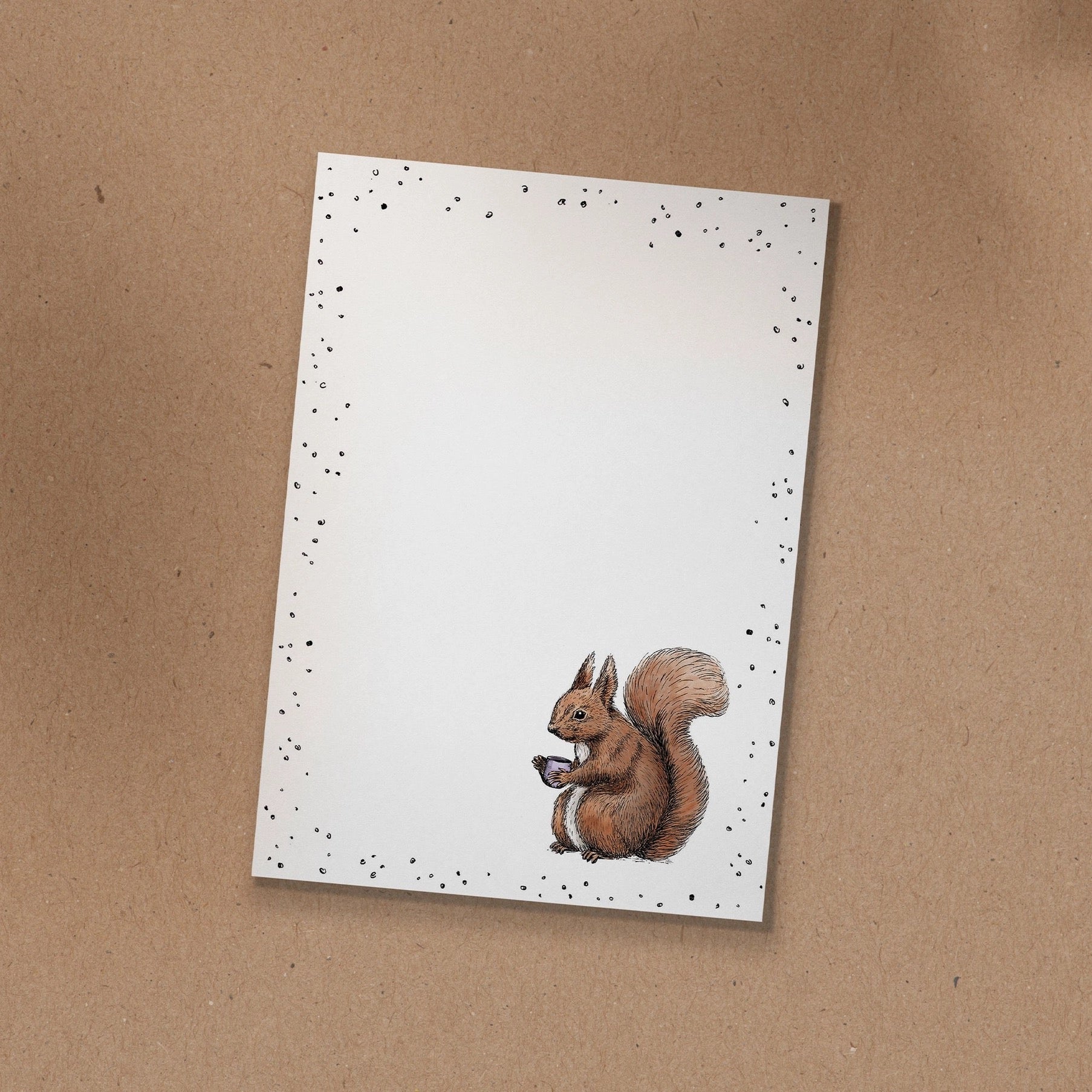 Notizblock mit handgezeichneter Illustration von Eichhörnchen Fritz mit einer Kaffeetasse.