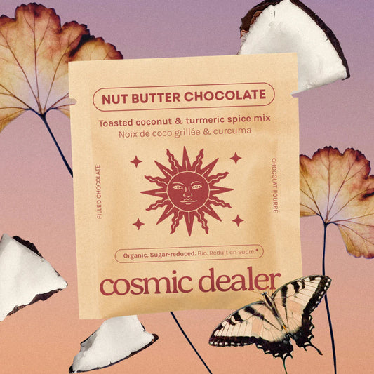 Eine kunstvolle Produktpräsentation der „Toasted Coconut & Turmeric“ Schokolade von Cosmic Dealer. Die beige Verpackung mit Sonnen-Symbol steht im Zentrum, umgeben von schwebenden Kokosnussstücken, herbstlich gefärbten Blättern und einem Schwalbenschwanz-Schmetterling auf einem sanft verlaufenden, lila-rosa Hintergrund.