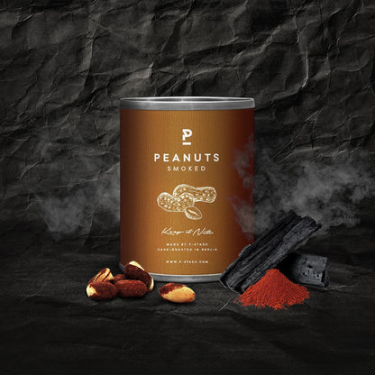 Dose geräucherte Erdnüsse von P-Stash, handgeröstet in Berlin, neben geräuchertem Holz und Paprikapulver