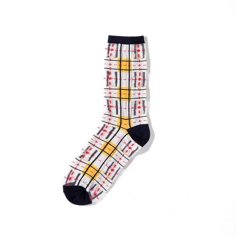 Nahaufnahme der PAPERSELF Tartan Socken zeigt das feine, transparente Gewebe und die präzisen, handgeschnittenen Details des Karomusters.