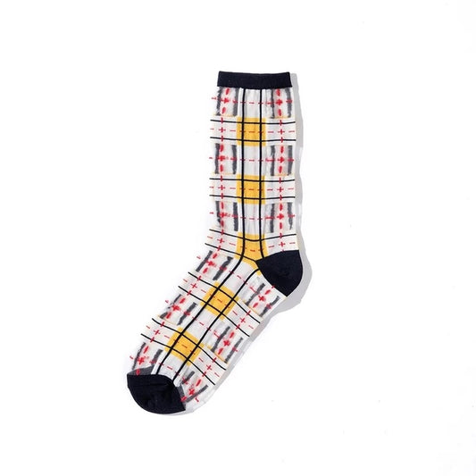 Nahaufnahme der PAPERSELF Tartan Socken zeigt das feine, transparente Gewebe und die präzisen, handgeschnittenen Details des Karomusters.