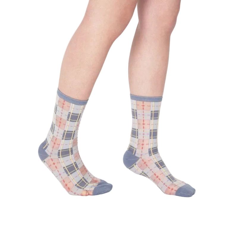 Nahaufnahme der PAPERSELF Tartan Socken zeigt das feine, transparente Gewebe und die präzisen, handgeschnittenen Details des Karomusters.