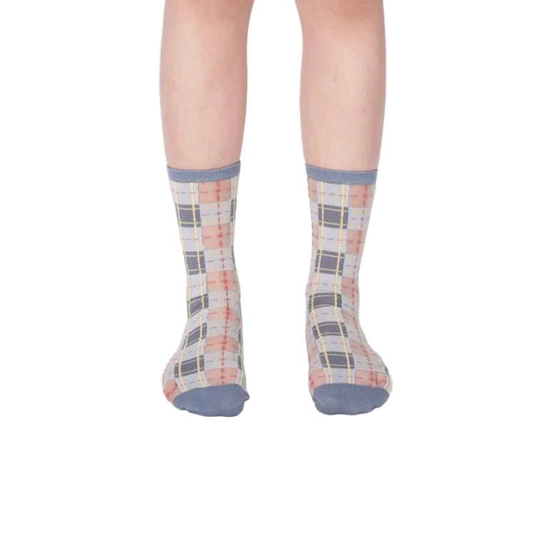 Nahaufnahme der PAPERSELF Tartan Socken zeigt das feine, transparente Gewebe und die präzisen, handgeschnittenen Details des Karomusters.