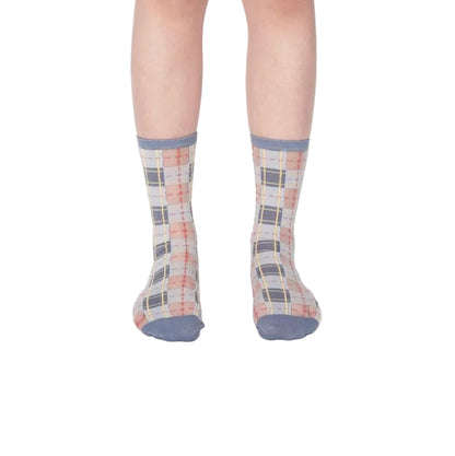 Nahaufnahme der PAPERSELF Tartan Socken zeigt das feine, transparente Gewebe und die präzisen, handgeschnittenen Details des Karomusters.
