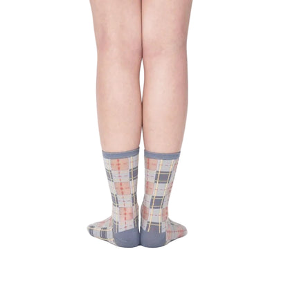Nahaufnahme der PAPERSELF Tartan Socken zeigt das feine, transparente Gewebe und die präzisen, handgeschnittenen Details des Karomusters.