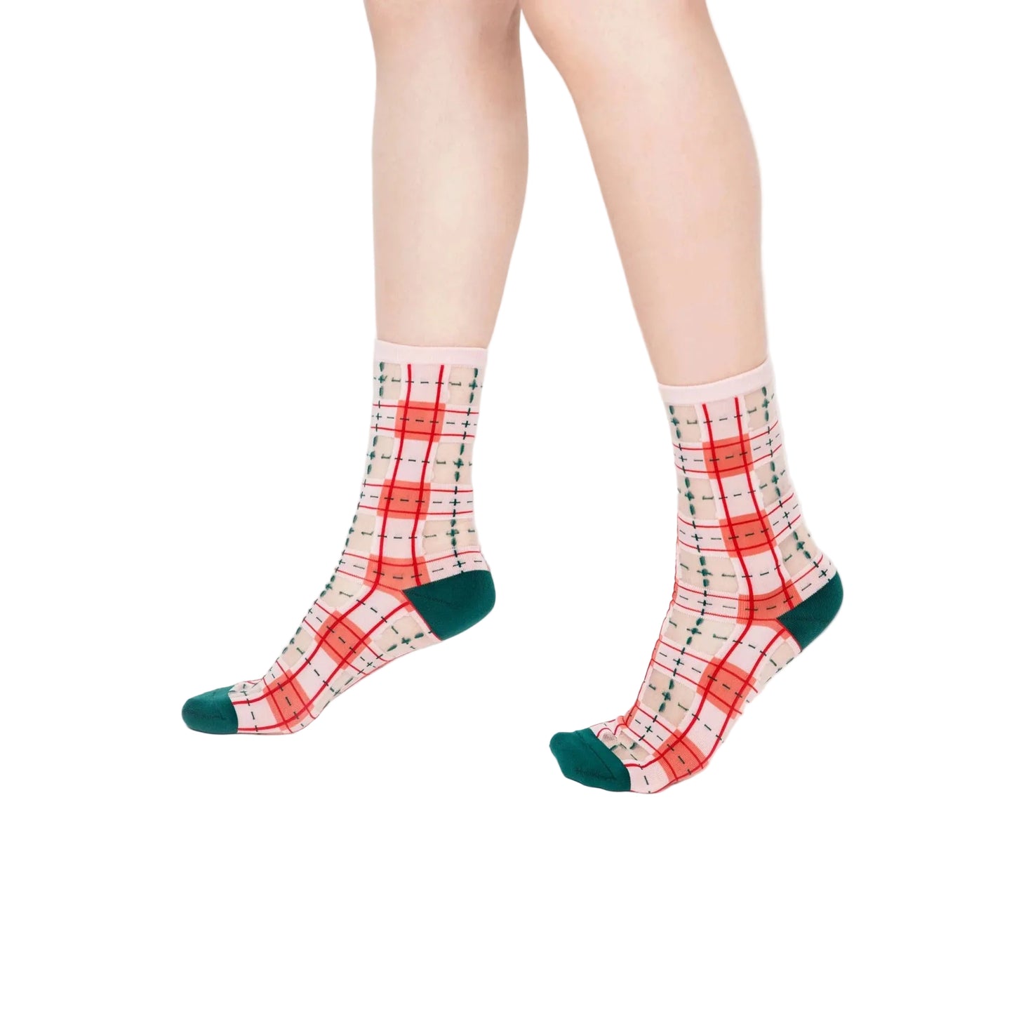 Nahaufnahme der PAPERSELF Tartan Socken zeigt das feine, transparente Gewebe und die präzisen, handgeschnittenen Details des Karomusters.