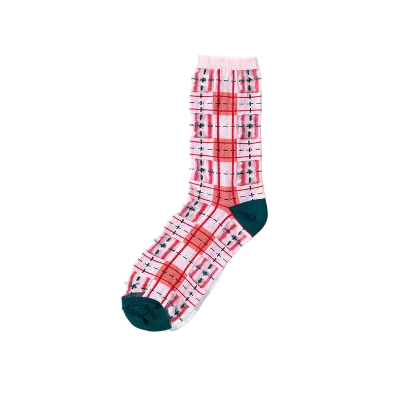 Nahaufnahme der PAPERSELF Tartan Socken zeigt das feine, transparente Gewebe und die präzisen, handgeschnittenen Details des Karomusters.