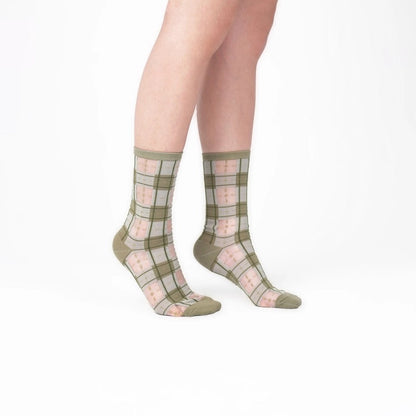 Nahaufnahme der PAPERSELF Tartan Socken zeigt das feine, transparente Gewebe und die präzisen, handgeschnittenen Details des Karomusters.