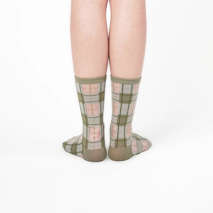 Nahaufnahme der PAPERSELF Tartan Socken zeigt das feine, transparente Gewebe und die präzisen, handgeschnittenen Details des Karomusters.