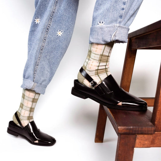 Modische Kombination: PAPERSELF Sheer Socks im Tartan-Design getragen mit eleganten Loafern für einen modernen Streetstyle-Look.