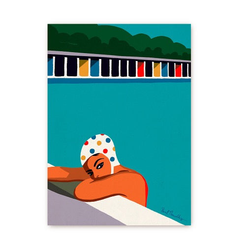 Retro-Kunstpostkarte "Tooting Bec Lido" von Paul Thurlby mit einer Schwimmerin in gepunkteter Badekappe vor den berühmten bunten Umkleidekabinen des Londoner Freibads.