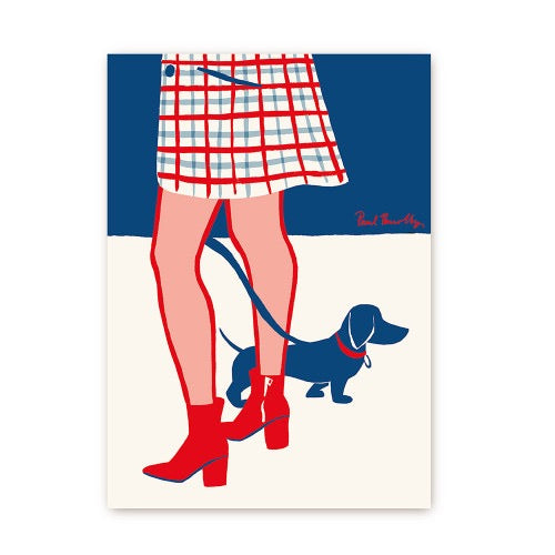 Paul Thurlby Postkarte mit einer Frau in roten Boots und Karorock, die einen blauen Dackel an einer blauen Leine vor weiß-blauem Hintergrund ausführt.