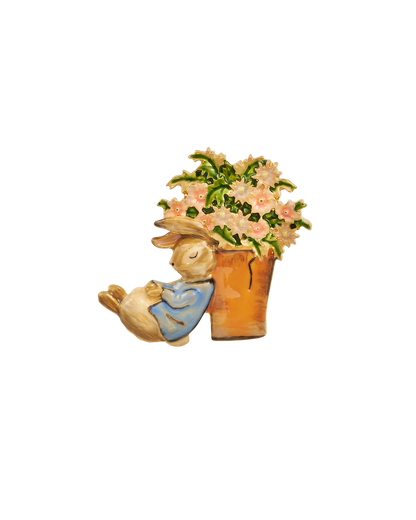 Handemaillierte Fable England Brosche mit Peter Hase, der schlafend an einem herbstlich-braunen Tontopf lehnt, gefüllt mit rosa Blumen und grünen Blättern Handemaillierte Fable England Brosche mit Peter Hase, der schlafend an einem herbstlich-braunen Tontopf lehnt, gefüllt mit rosa Blumen und grünen Blättern