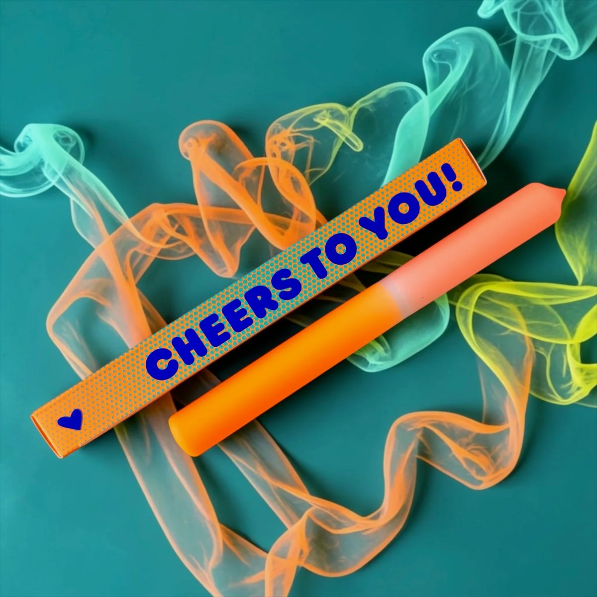 Eine sanft getauchte Stabkerze von Pink Stories in Pfirsich und Orange, abgebildet mit der orangen Pünktchen-Geschenkbox und der Aufschrift „CHEERS TO YOU!“