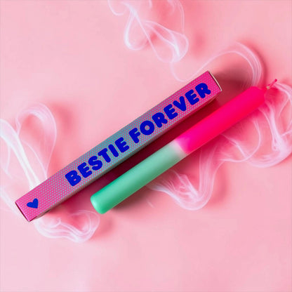 Eine farbenfrohe Dip-Dye-Stabkerze von Pink Stories mit Neon-Pink und Mintgrün, daneben die pinke Geschenkbox mit Herz-Detail und der Aufschrift „BESTIE FOREVER“.
