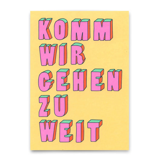 Text 'Komm wir gehen zu weit' in großen, dreidimensionalen rosa Buchstaben auf gelbem Hintergrund