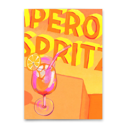 Cocktailglas mit Orangenscheibe und Strohhalm vor gelbem Hintergrund mit den Buchstaben 'PERO SPRITZ'