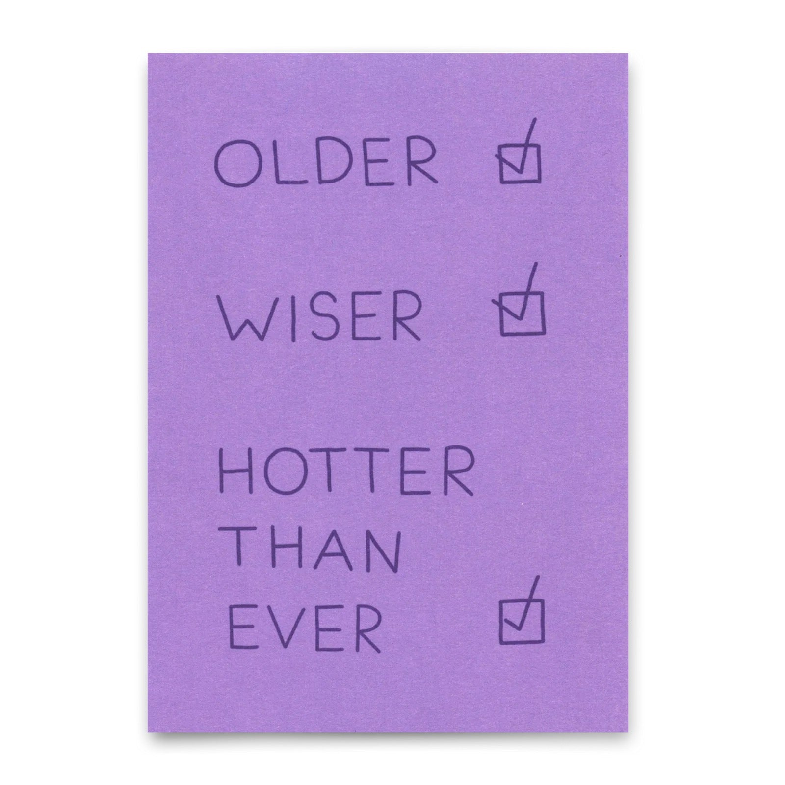 Postkarte mit den Worten 'OLDER', 'WISER' und 'HOTTER THAN EVER', jede mit einem angekreuzten Kästchen daneben
