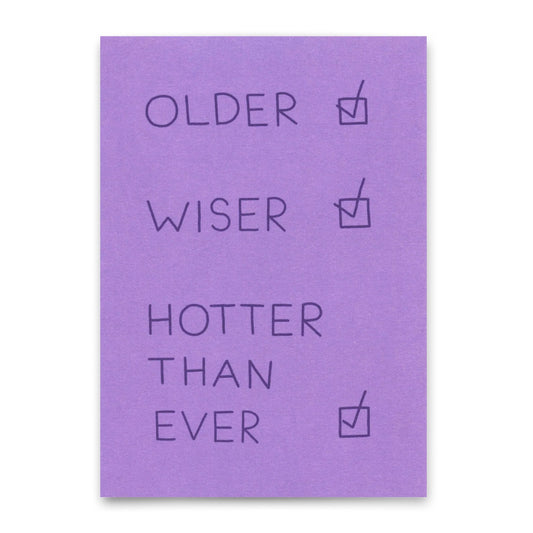 Postkarte mit den Worten 'OLDER', 'WISER' und 'HOTTER THAN EVER', jede mit einem angekreuzten Kästchen daneben