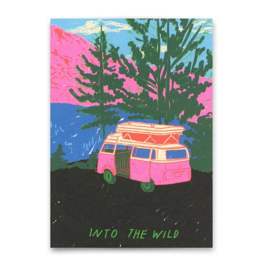 Rosa Campingbus mit offenem Seitentür, umgeben von Bäumen und Bergen, Text 'INTO THE WILD' am unteren Rand
