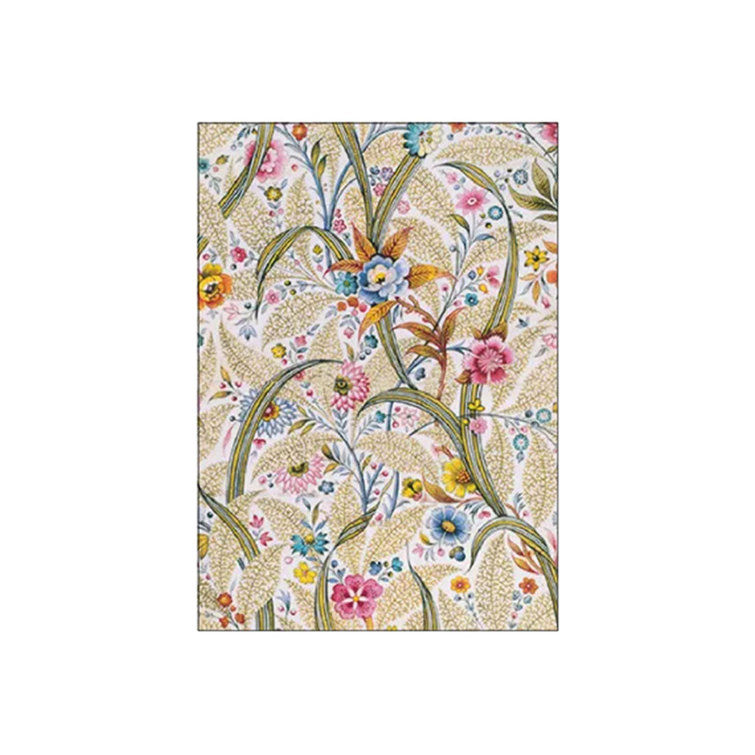 Filigranes florales Design von William Kilburn auf cremeweißem Grund. Das Muster zeigt dichtes, farnartiges Blattwerk in Goldtönen, kombiniert mit stilisierten, exotischen Blüten in Blau, Rosa und Gelb. Eine hochdetaillierte Illustration aus dem 18. Jahrhundert.